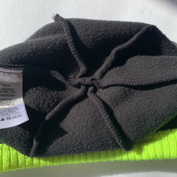 Kids Nike Fleece Black & Neon Green Hat - Picture 4 of 5